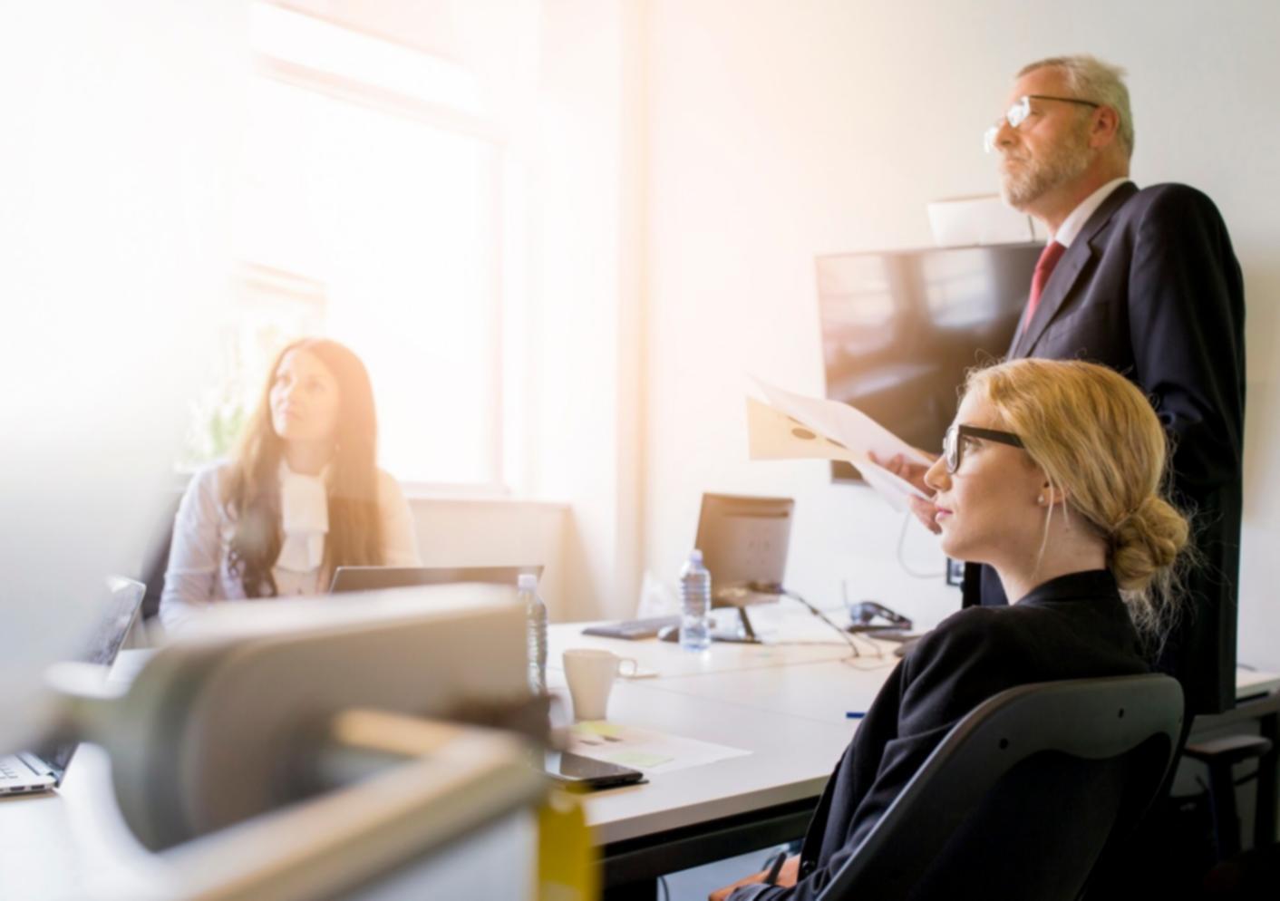 Équipe novithareon travaillant sur des analyses financières collaboratives